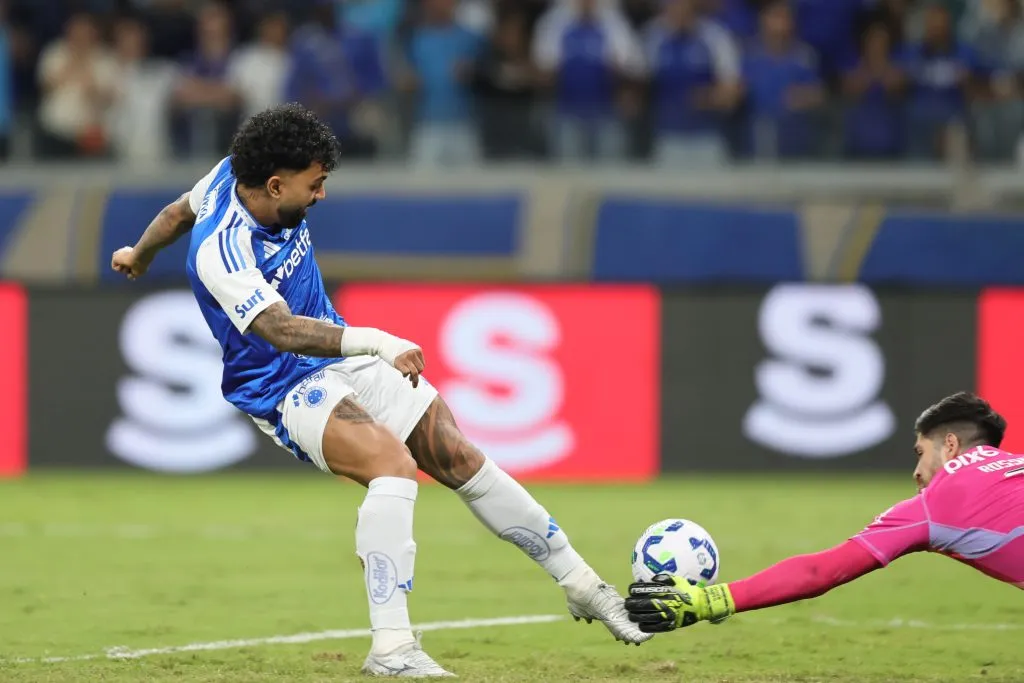 Gabigol aproveita rebote do pênalti para marcar o gol da vitória do Cruzeiro sobre o Flamengo. Foto: Gilson Lobo/AGIF