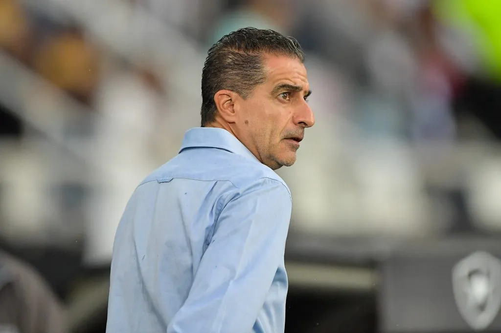 RJ – RIO DE JANEIRO – 27/08/2023 – BRASILEIRO A 2023, BOTAFOGO X BAHIA – Renato Paiva tecnico do Bahia durante partida contra o Botafogo no estadio Engenhao pelo campeonato Brasileiro A 2023. Foto: Thiago Ribeiro/AGIF