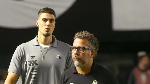 SP - SANTOS - 01/05/2025 - COPA DO BRASIL 2025, SANTOS X CRB - Cleber Xavier tecnico do Santos durante partida contra o CRB no estadio Vila Belmiro pelo campeonato Copa Do Brasil 2025.