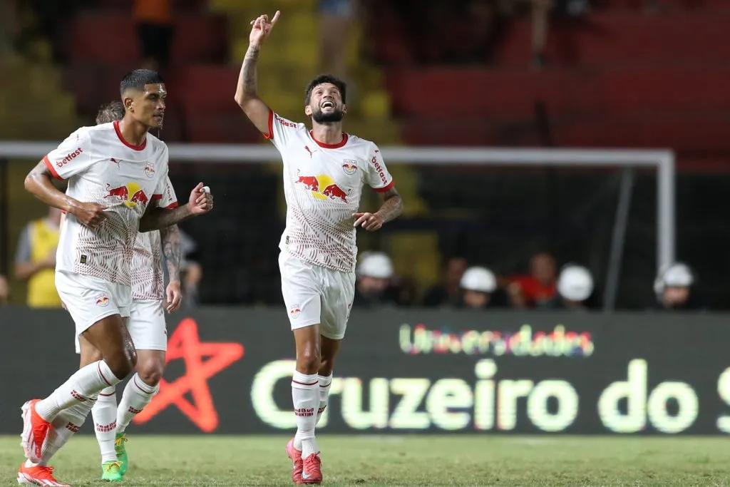 Juninho Capixaba, lateral do Red Bull Bragantino comemora seu gol durante a partida contra o Sport pelo Campeonato Brasileiro 2025. Foto: Marlon Costa/AGIF