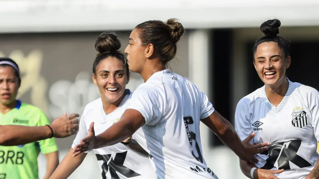 Nath Pitbull comemora gol pelo Santos