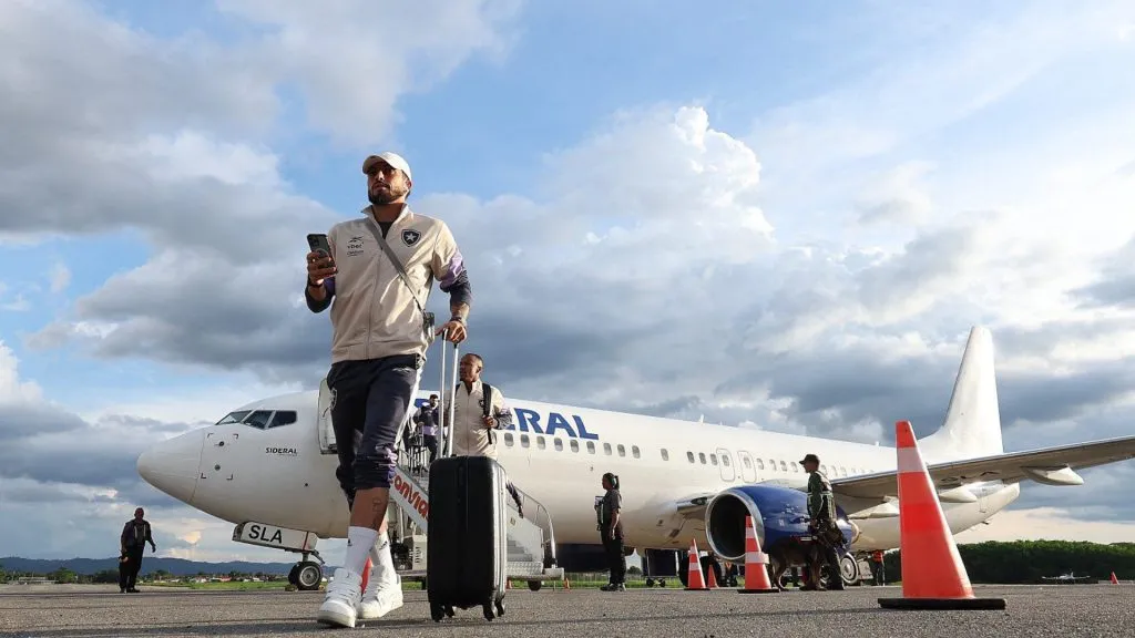 Alex Telles no desembarque do Botafogo para a partida pela Libertadores – Foto: Vítor Silva/BFR
