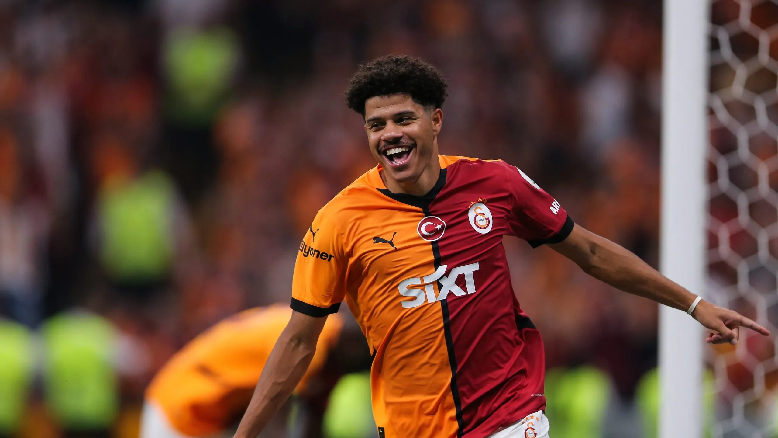 Gabriel Sara em campo pelo Galatasaray – Foto: Ahmad Mora/Getty Images