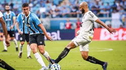 Thaciano, meia-atacante do Santos disputa lance com Miguel Monsalve jogador do Gremio durante partida contra na Arena do Gremio pelo campeonato Brasileiro A 2025