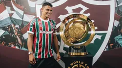Capitão do Fluminense, Thiago Silva ao lado da taça do Super Mundial de Clubes - Foto: Lucas Merçon/FFC