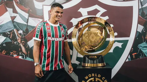 Capitão do Fluminense, Thiago Silva ao lado da taça do Super Mundial de Clubes - Foto: Lucas Merçon/FFC