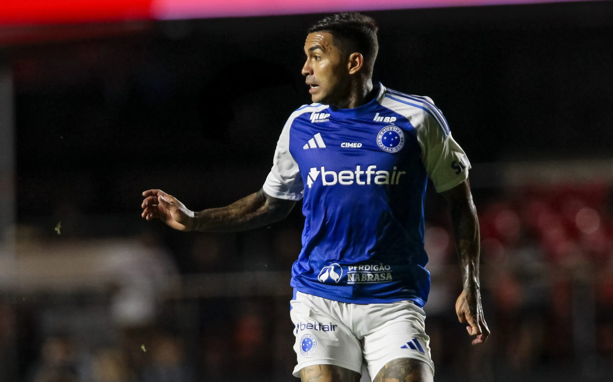 Dudu, ex-jogador do Cruzeiro durante partida contra o Sao Paulo no estadio Morumbi pelo campeonato Brasileiro A 2025. Foto: Marco Miatelo/AGIF