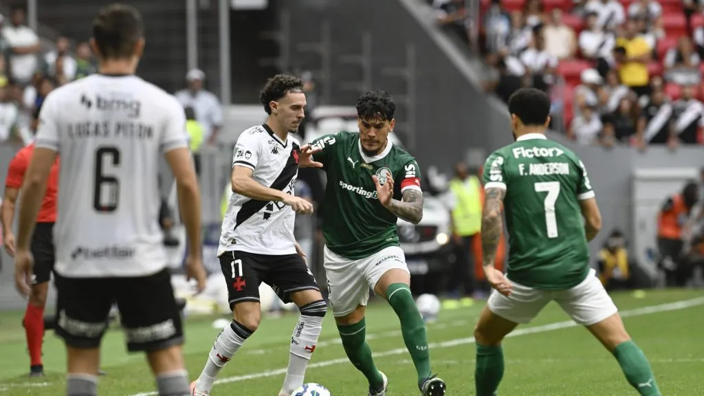 Gustavo Gómez jogador do Palmeiras durante partida contra o Vasco no estádio Mane Garrincha pelo campeonato Brasileiro A 2025. Foto: Mateus Bonomi/AGIF