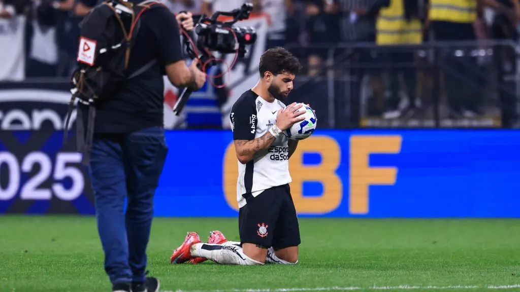 Yuri Alberto jogador do Corinthians comemora vitória ao final da partida contra o Internacional no estádio Arena Corinthians pelo campeonato Brasileiro A 2025. Foto: Marcello Zambrana/AGIF