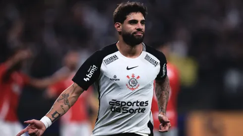 Yuri Alberto jogador do Corinthians comemora seu gol antes da anulação após interferência do VAR durante partida contra o Internacional no estádio Arena Corinthians pelo campeonato Brasileiro A 2025.