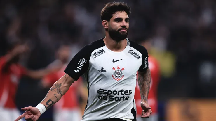 Yuri Alberto jogador do Corinthians comemora seu gol antes da anulação após interferência do VAR durante partida contra o Internacional no estádio Arena Corinthians pelo campeonato Brasileiro A 2025.