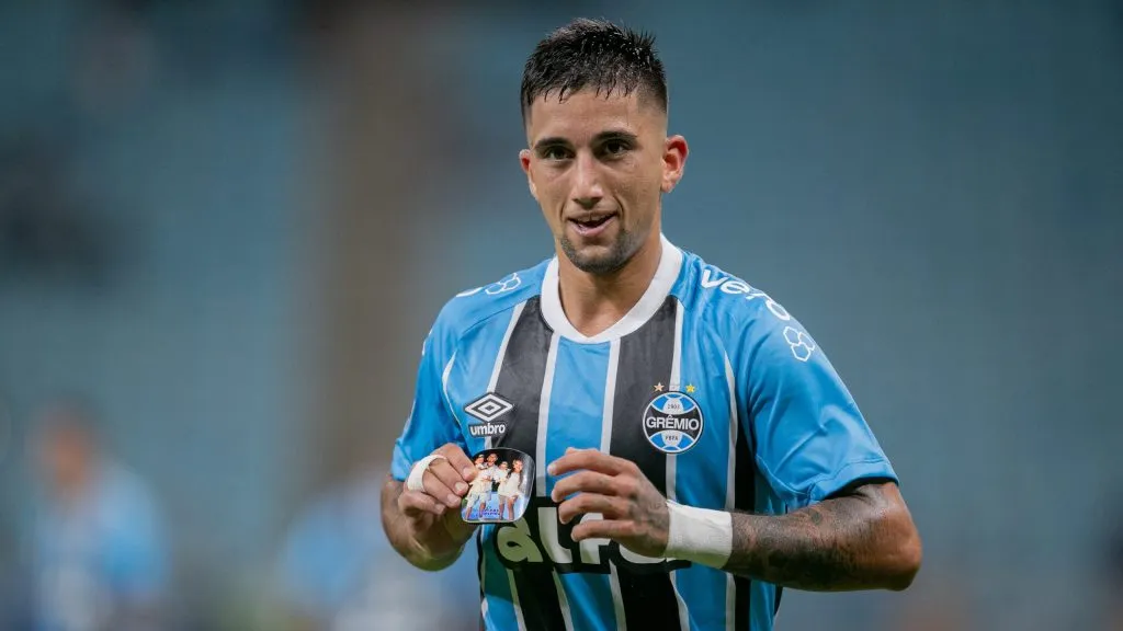 Cristian Olivera comemora um dos seus gols com a camisa do Grêmio. Foto: Liamara Polli/AGIF.