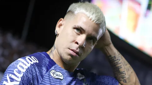 Soteldo jogador do Santos durante aquecimento antes da partida contra o Bragantino no estádio Vila Belmiro pelo campeonato Paulista 2025.
