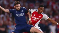Kvicha Kvaratskhelia disputa bola com Jurrien Timber em partida entre Arsenal e PSG. Foto: SOPA Images Limited / Alamy Stock Photo