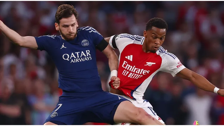 Kvicha Kvaratskhelia disputa bola com Jurrien Timber em partida entre Arsenal e PSG. Foto: SOPA Images Limited / Alamy Stock Photo