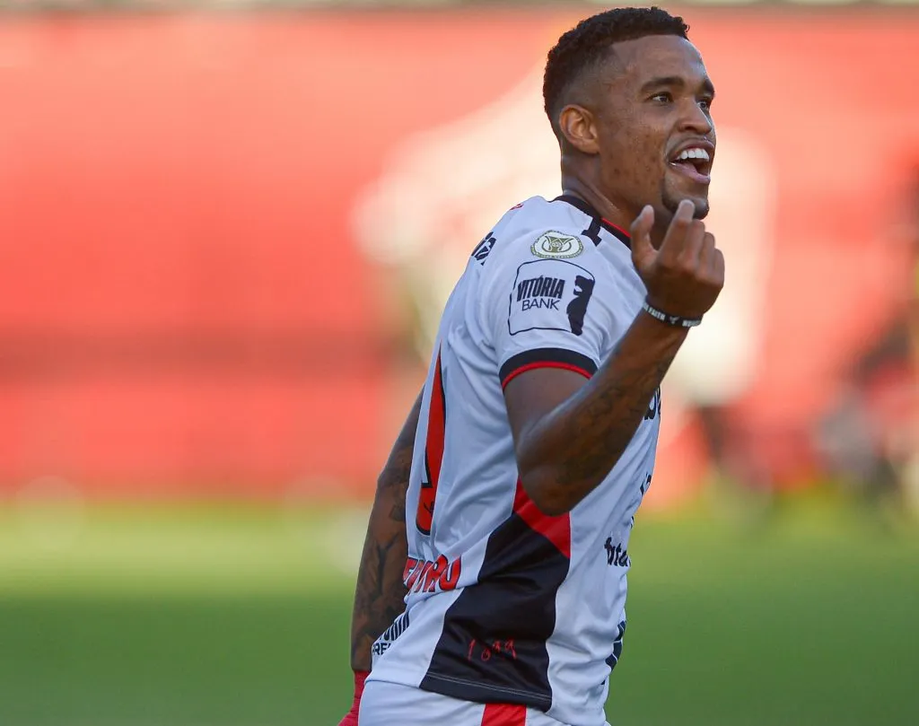 Alerrandro com a camisa do Vitória em 2024 – Foto: Jhony Pinho/AGIF