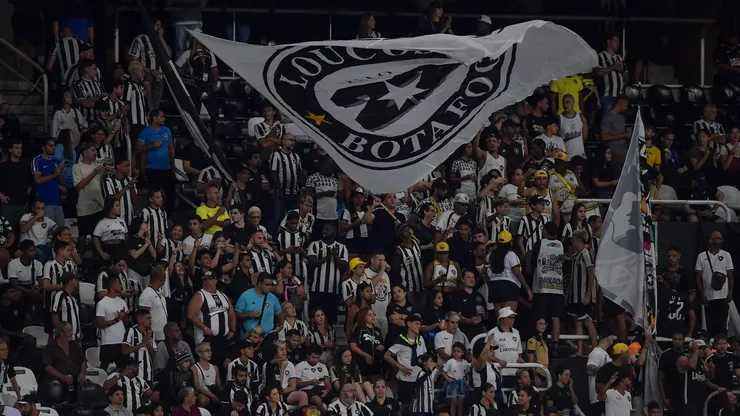 Torcida do Botafogo presente no Estádio Nilton Santos. Foto: Thiago Ribeiro/AGIF.