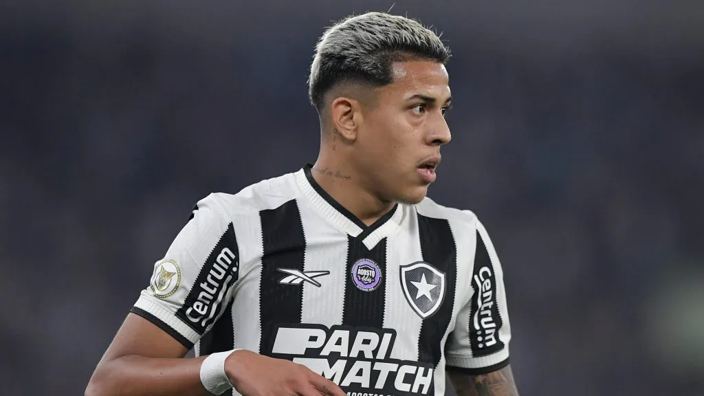 Matheus Martins jogador do Botafogo durante partida contra o Fortaleza no estádio Engenhão pelo campeonato Brasileiro A 2024. Foto: Thiago Ribeiro/AGIF