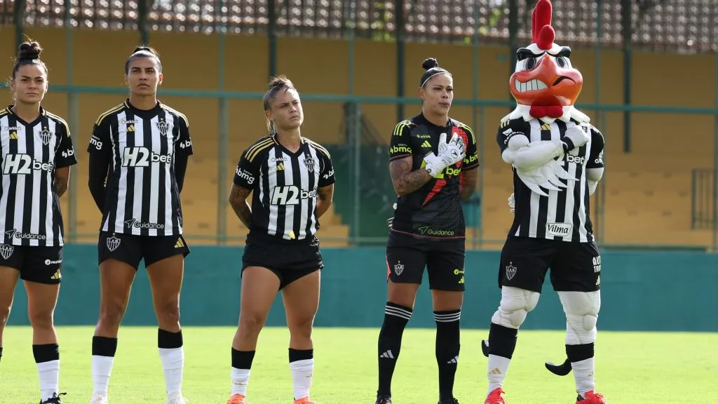 Elenco de futebol feminino do Atlético-MG em duelo contra o Taubaté