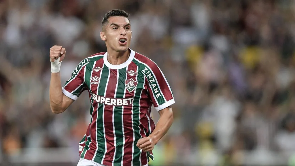 Kevin Serna jogador do Fluminense comemora seu gol durante partida contra o Sport no estádio Maracanã pelo campeonato Brasileiro A 2025. Foto: Thiago Ribeiro/AGIF