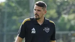 Adriano Gutierrez, que comandava o elenco do Galo Feminino deixou a comissão técnica do clube nesta segunda-feira