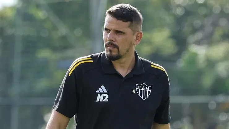 Adriano Gutierrez, que comandava o elenco do Galo Feminino deixou a comissão técnica do clube nesta segunda-feira
