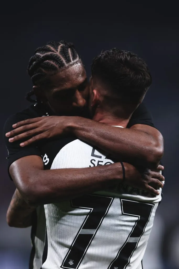 Igor Coronado jogador do Corinthians comemora seu gol com Talles Magno – Foto: Ettore Chiereguini/AGIF