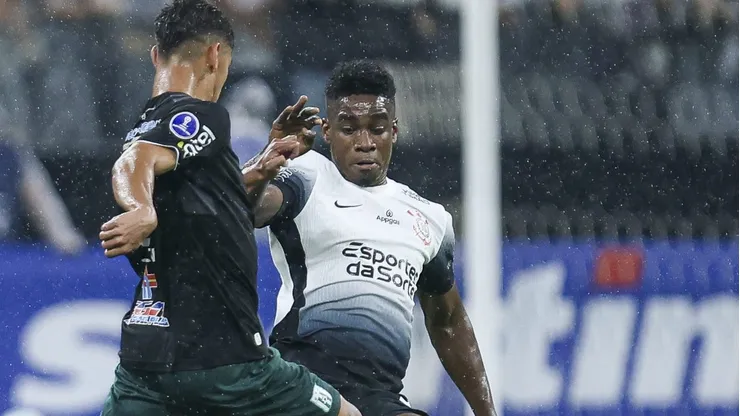 Félix Torres perdeu espaço por atos de imprudência dentro de campo pelo Corinthians