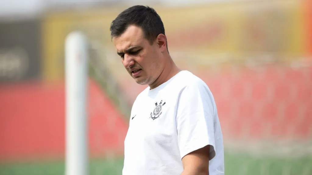 Lucas Piccinato técnico do Corinthians durante partida contra o Palmeiras no estádio Canindé pelo campeonato Brasileiro A Feminino 2024. Foto: Reinaldo Campos/AGIF