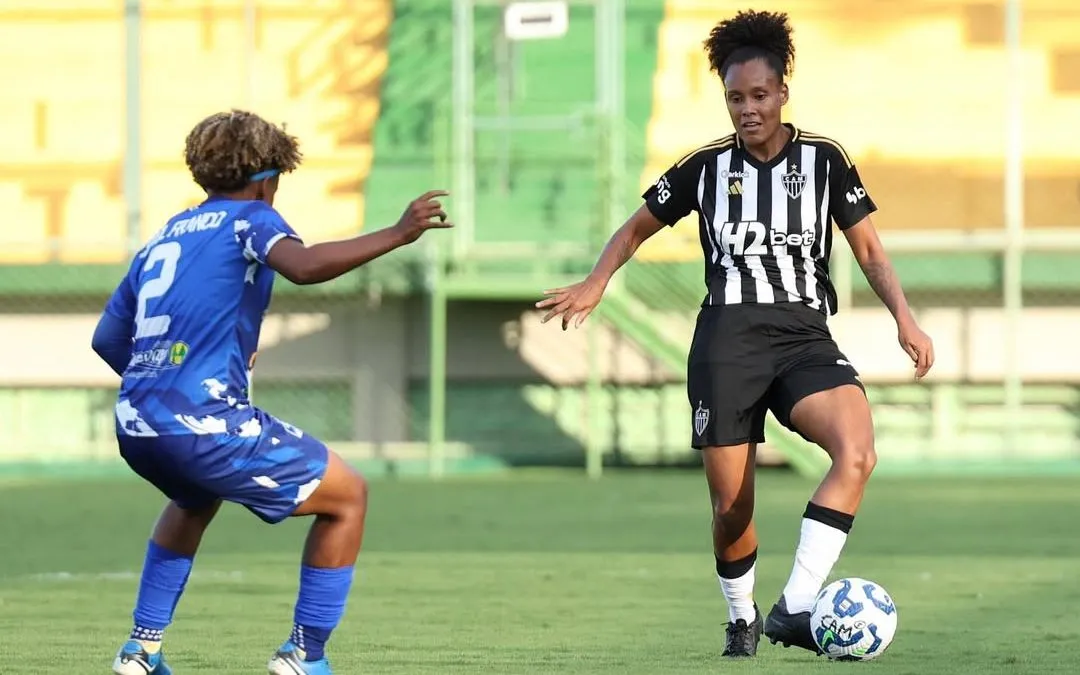 Jogadora do Atlético Mineiro disputa lance com rival do Taubaté, na Arena Gregorão, pela 3ª rodada do Brasileiro A2.  Foto: Divulgação/Atlético Mineiro