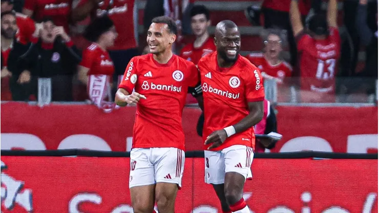 Enner Valencia jogador do Internacional comemora seu gol com Alan Patrick - Foto: Maxi Franzoi/AGIF