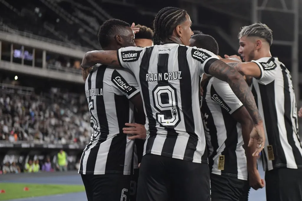 Artur jogador do Botafogo comemora seu gol com jogadores do seu time – Foto: Thiago Ribeiro/AGIF