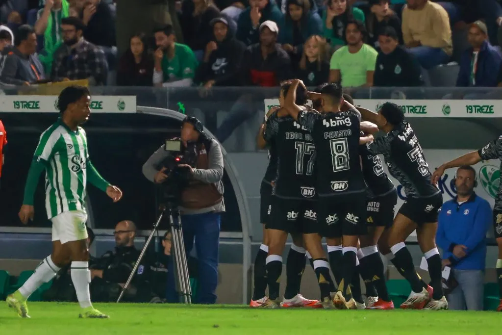 Time do Galo comemora gol de Gustavo Scarpa, no primeiro tempo. Foto: Luiz Erbes/AGIF