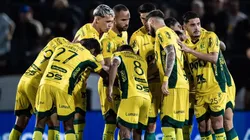 Elenco do Mirassol minutos antes do inicio da partida sobre Bragantino no Cícero de Souza Marques, pelo Campeonato Brasileiro