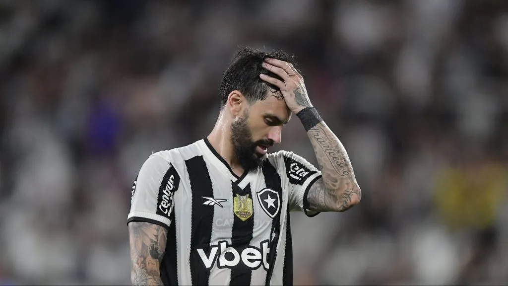 Após sentir dores durante o treinamento, o jogador será ausência na Libertadores – Foto: Thiago Ribeiro/AGIF