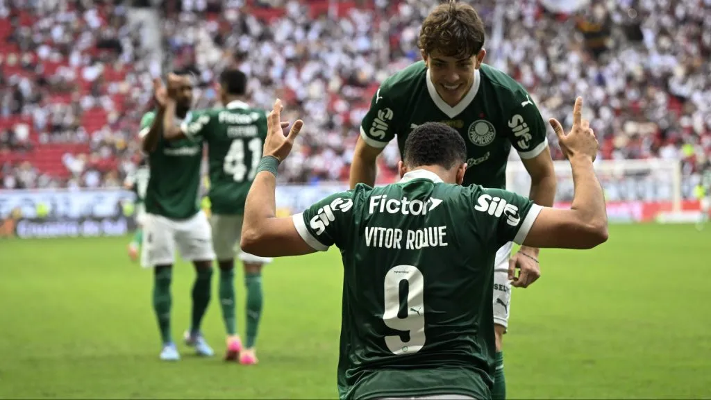 DF – BRASILIA – 04/05/2025 – BRASILEIRO A 2025, VASCO X PALMEIRAS – Vitor Roque jogador do Palmeiras comemora seu gol durante partida contra o Vasco no estadio Mane Garrincha pelo campeonato Brasileiro A 2025. Foto: Mateus Bonomi/AGIF