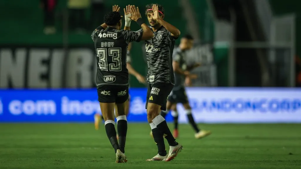 Rony e Scarpa comemorando. Foto: Pedro Souza/Atlético