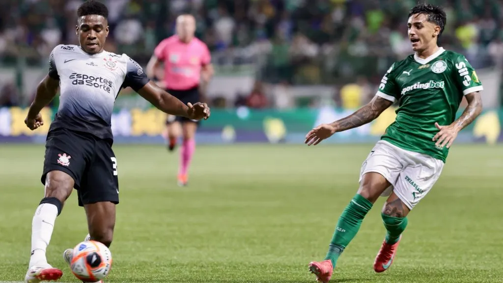 Félix Torres disputando com Facundo Torres. Foto: Marcello Zambrana/AGIF