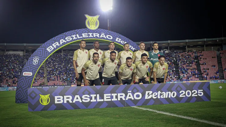 Titulares do Vasco perfilados antes do confronto contra o Cruzeiro, pelo Brasileirão Betano. Foto: Matheus Lima/Vasco.