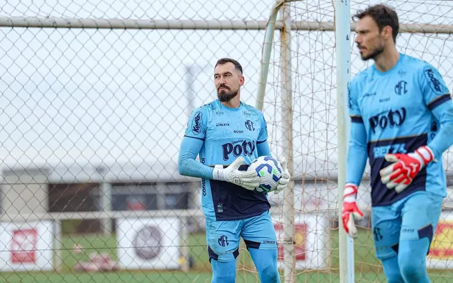 Goleiro Walter durante treino de goleiros no CT do Mirassol. Foto: JP Pinheiro/Agência Mirassol