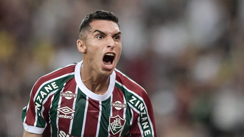 Serna, atleta do Tricolor das Laranjeiras, celebra tento feito diante do Sport. Foto: Thiago Ribeiro/AGIF.