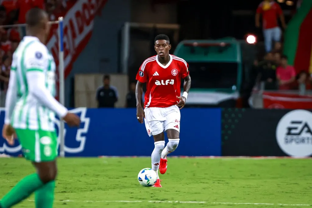 Vitão em campo pelo Inter – Foto: Maxi Franzoi/AGIF