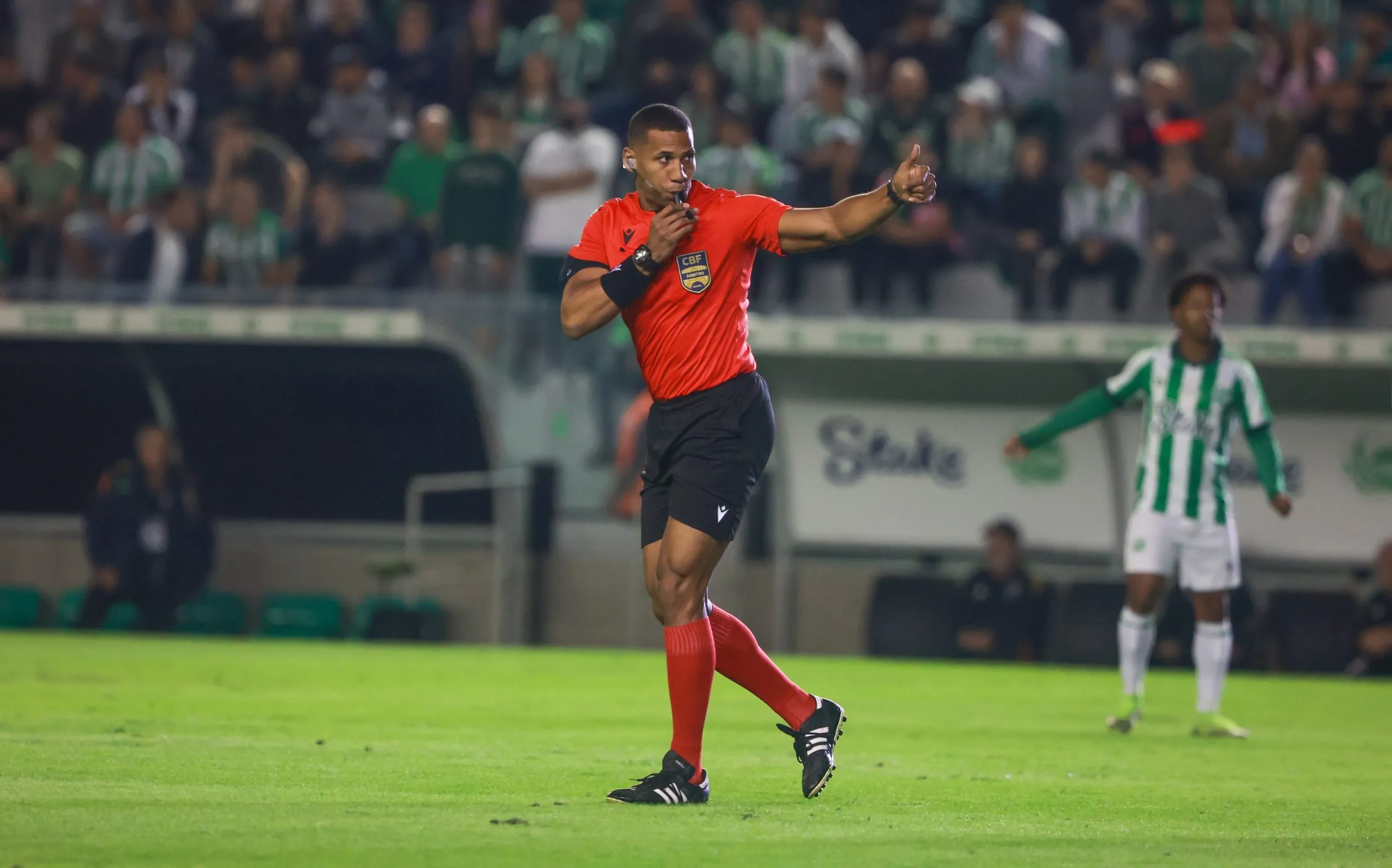 Arbitro Bruno Pereira Vasconcelos durante Atlético Mineiro e Juventude no estadio Alfredo Jaconi pelo campeonato Brasileiro A 2025. Foto: Luiz Erbes/AGIF