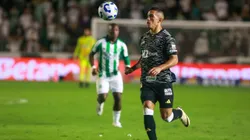 Cuello jogador do Atletico-MG durante partida polêmica contra o Juventude no Jaconi pelo campeonato Brasileiro A 2025 gera revolta da torcida