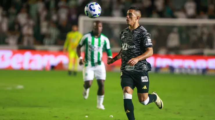 Cuello jogador do Atletico-MG durante partida polêmica contra o Juventude no Jaconi pelo campeonato Brasileiro A 2025 gera revolta da torcida