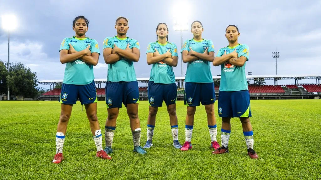 Equipe de jogadoras da Seleção Brasileira Feminina Sub-17 em treinamento