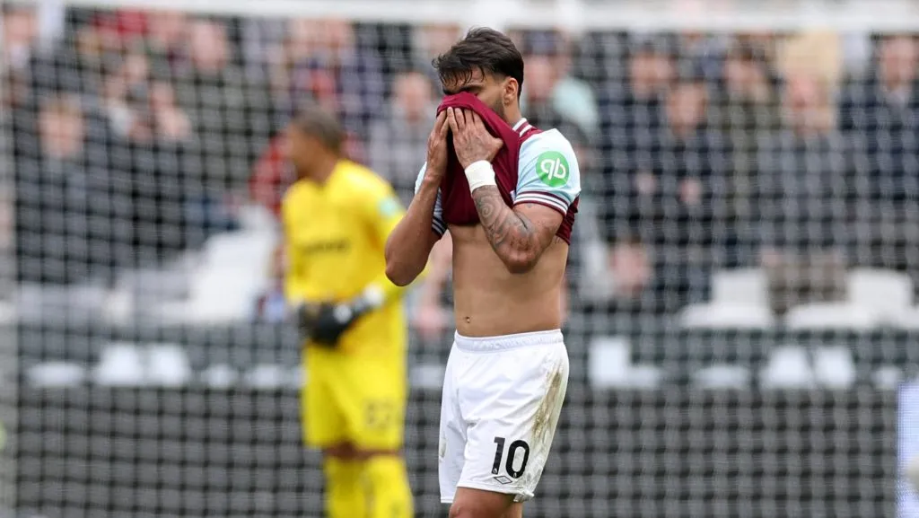 Lucas Paquetá chora ao levar cartão em partida – Foto: Ryan Pierse/Getty Images