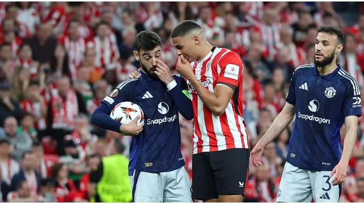 Bruno Fernandes conversa com Maroan Sannadi na partida de ida das semifinais. Foto: Every Second Media / Alamy Stock Photo
