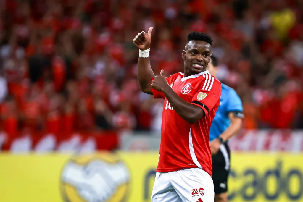 Carbonero sentiu dores na coxa no último treino do Inter e foi cortado de viagem a Medellín – Foto: Maxi Franzoi/AGIF