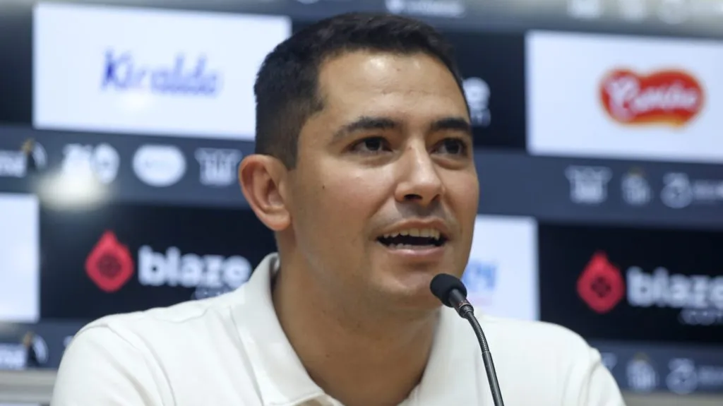 SP – SANTOS – 07/01/2025 – SANTOS, COLETIVA PEDRO CAIXINHA – Pedro Martins CEO do Santos durante coletiva de imprensa realizada no estadio Vila Belmiro, nesta terca feira (07). Foto: Reinaldo Campos/AGIF